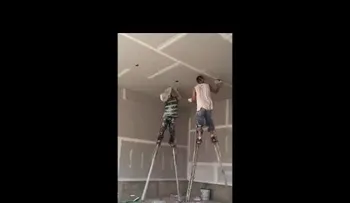 Unos albañiles se las ingenian para trabajar con gran rapidez