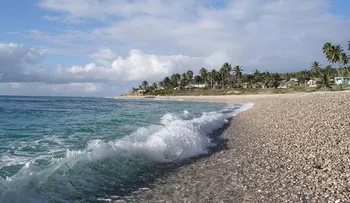 Joven identificado como Alexander Aquino, de 19 años, se ahoga en playa de Barahona