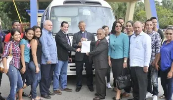 Presidencia entrega dos autobuses y una ambulancia