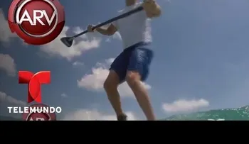Tiburón le brinca encima a un surfista (VIDEO)