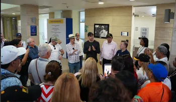 Roberto Ángel Salcedo supervisa montaje final de Feria del Libro