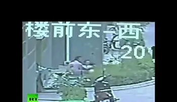 Video: Milagrosamente, un hombre salva una niña de 2 años cayó de un octavo piso