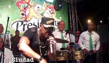 Sexappeal actúa protegido con un chaleco anti balas en el carnaval de SDE (Vídeo)
