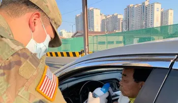 Militares de EEUU aplican "prueba del vinagre", para detectar el coronavirus. Un pequeño algodón humedecido de vinagre 