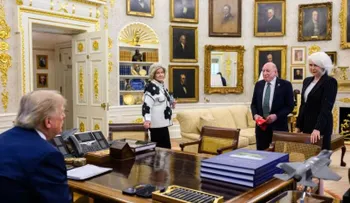 Tras salir de prisión, Tina Peters lleva a Washington su campaña de teorías conspirativas sobre elecciones