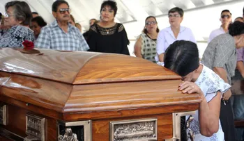 Un sacerdote "del demonio" no toma en cuenta el dolor de la familia de un niño que se suicidó