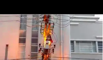 Un hombre se electrocuta y cae muerto al pavimento (VIDEO)