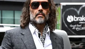 Juez en Londres sustituye un cargo de abuso sexual contra Russell Brand por intento de abuso