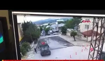 FUERTE VIDEO: Un blindado turco pasa por encima de una anciana kurda y la mata en el acto