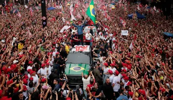Los momentos que revirtieron la elección en Brasil: del "Ejército de Lula" en WhatsApp a los "nueve dedos"