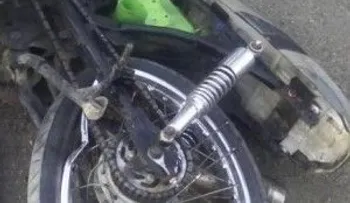 Muere estadounidense al deslizarse en motocicleta que viajaba