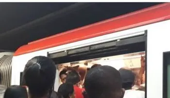 Humo en vagón del Metro obliga a sacar pasajeros 