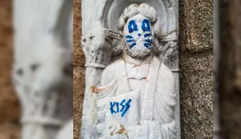 Vandalizan una figura de la catedral de Santiago de Compostela en España como si fuera un integrante de la banda KISS
