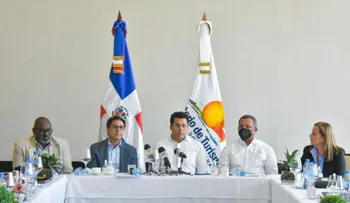 Gabinete Turismo logra acuerdo entre taxistas y Uber que operan en destinos turísticos