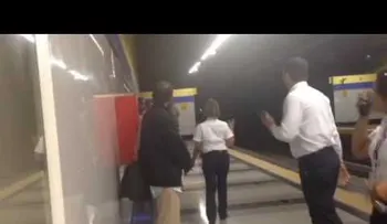 Frustran intento de lanzarse a las vías del Metro (VIDEO)