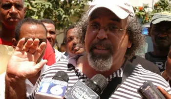 Rogelio da siete vueltas al Congreso para que se derrumbe, porque está llenos de corruptos 