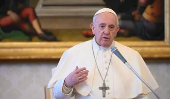 El papa elogia al personal sanitario, "ángeles" al lado de enfermo