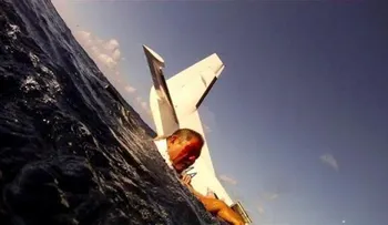 Video insólito: un avión se estrelló en el mar al despegar desde la playa