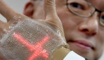 Crean una efectiva pantalla LED que se adhiere a la piel, para monitorear el estado de salud del paciente