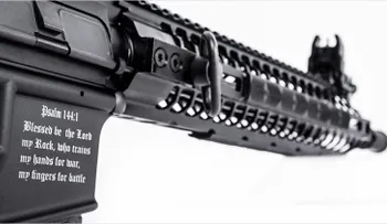 "Bendito sea Dios": EE.UU. vende el primer rifle cristiano