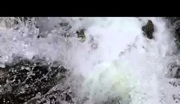 Mira como un hoyo se traga un lago entero (VIDEO)