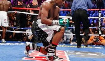 Mayweather ofrece otra gran exhibición y derrota a Berto