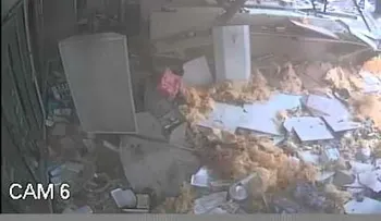 Video: Aterrador, tornado destruye una tienda