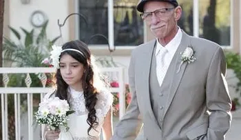 Niña de 11 años camina al altar del brazo de su padre enfermo de cáncer terminal