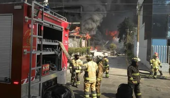 Controlan incendio en bodega de Ciudad de México