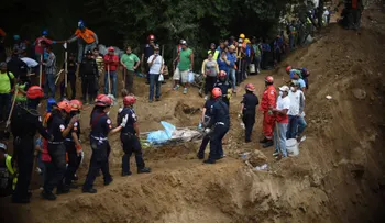 Cuerpos de socorro recuperan decenas de cadáveres por el alud en Guatemala