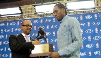 Leonard, premiado como mejor defensa