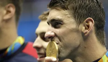 Phelps se despide como rey y Ledecky se ciñe su corona