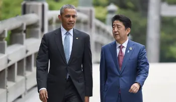 El primer ministro de Japón realiza una visita histórica a Pearl Harbor