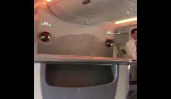 La polémica práctica de las azafatas de Emirates que un pasajero grabó sin querer (VIDEO)