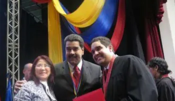 Maduro entregó título de economista a su hijo durante acto de graduación de la Unefa (Foto)