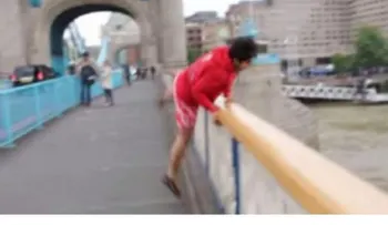 Se tiró de un puente porque se lo pidieron en Twitter 