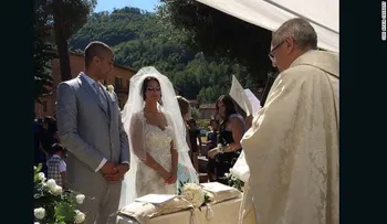 Una boda, en medio de la destrucción por el terremoto, le da esperanza al centro de Italia