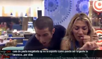Mujer bailando en su casa frente a la cámara