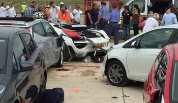 Multimillonario británico habría perdido el control de su auto dejando 26 personas heridas