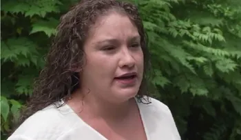 Mujer sale de cirugía hablando ingles con acento británico
