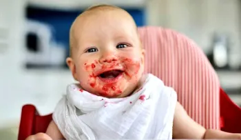 Los bebés que juegan con la comida aprenden más rápido