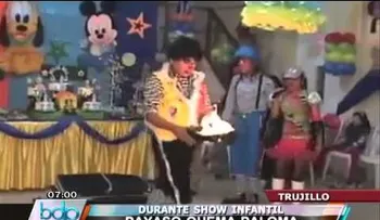 Video: payaso quema viva a una paloma ante decenas de niños