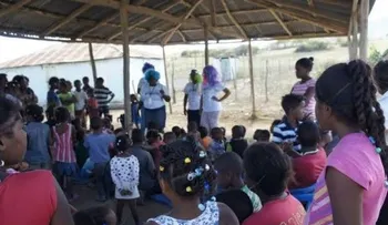Fundación entrega ropas y alimentos a familias pobres de San Juan