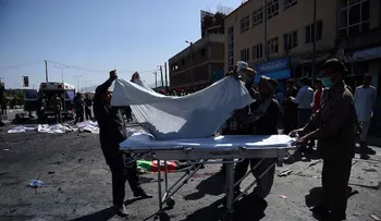Terroristas suicidas de ISIS masacran a decenas de personas en una manifestación pacífica en Kabul