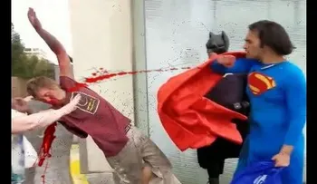 "Superman" le da una paliza a un vagabundo que atacó a "Batman"