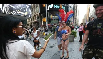 Grupo de mujeres semidesnudas desatan gran lío