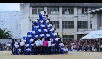 4 lesionados por derrumbe pirámide de 150 estudiantes (VIDEO)