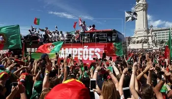 Una multitud aclama en Lisboa a Portugal, la campeona europea