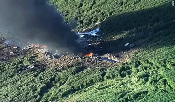 16 muertos al estrellarse un avión militar en Mississippi
