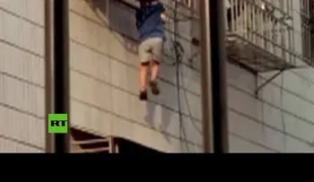 Un héroe rescata niño de la muerte. Increíble (VIDEO)